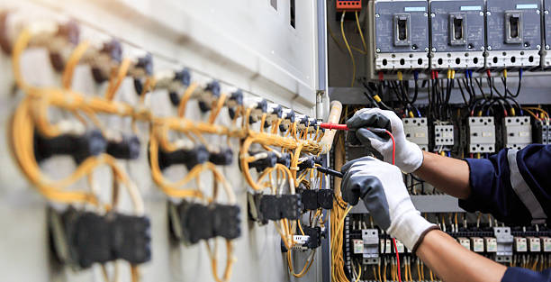 Professional Electrician technician working in Memphis, MO